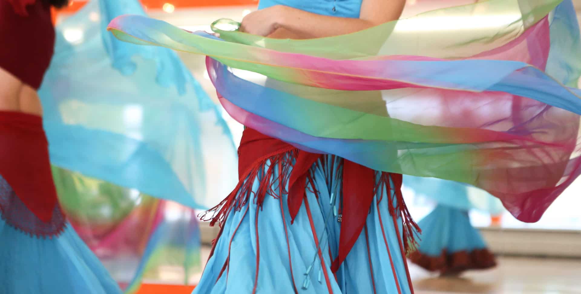 Nahaufnahme Tanz Drehung blaues Kleid